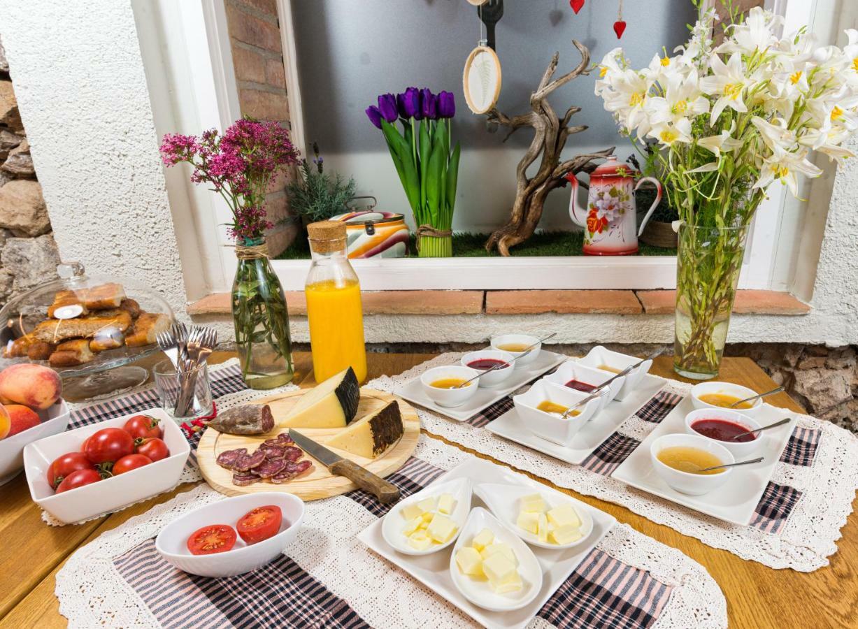 Emphasis Guest House Casserres Bagian luar foto