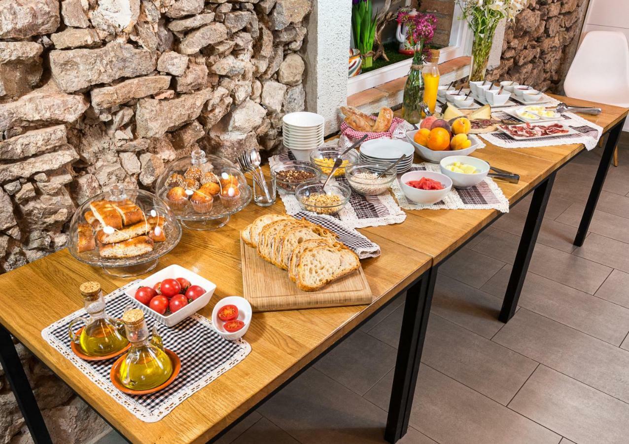 Emphasis Guest House Casserres Bagian luar foto
